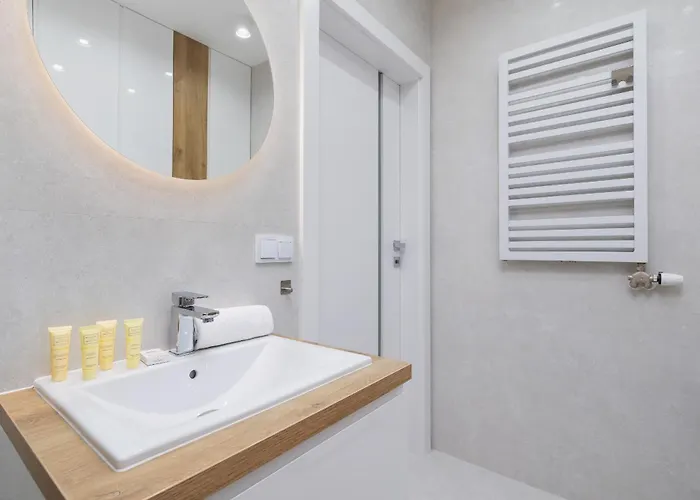 Appartement Nowoczesny Z Parkingiem Na Alei Pokoju W Krakowie By Renters Cracovie