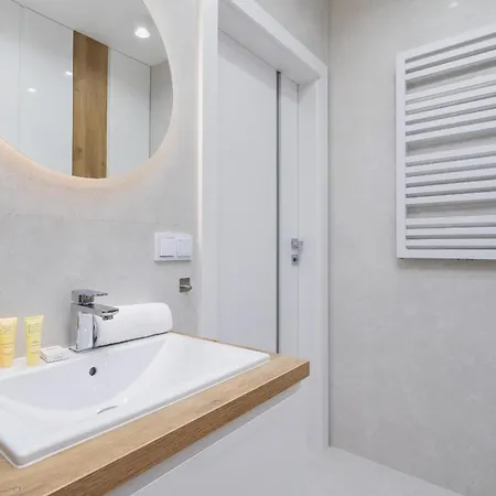 Apartman Nowoczesny Z Parkingiem Na Alei Pokoju W Krakowie By Renters Krakkó
